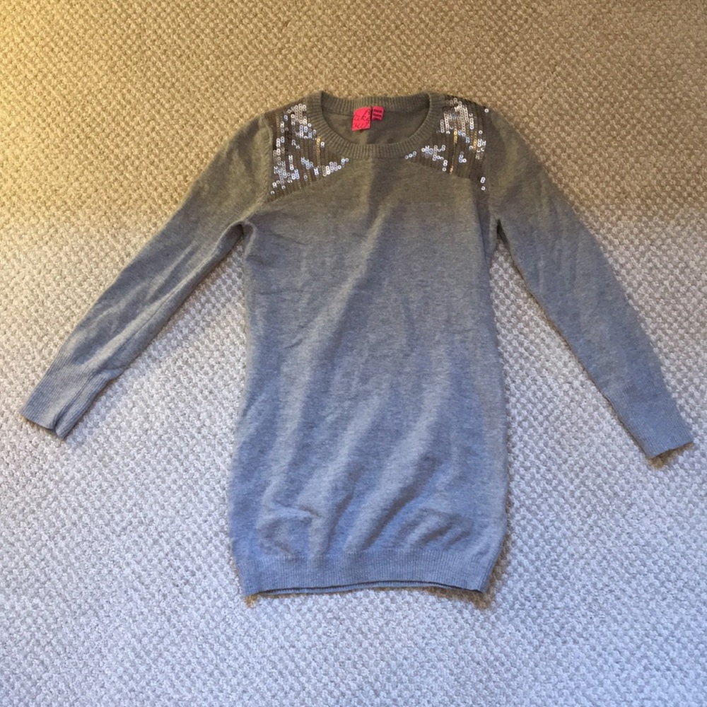 Takeout grey sequenced sweater size 8-10 girls.